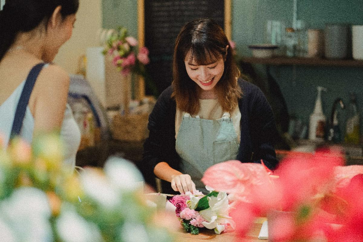 Paying it Forward blog header image of a women working in a flower shop